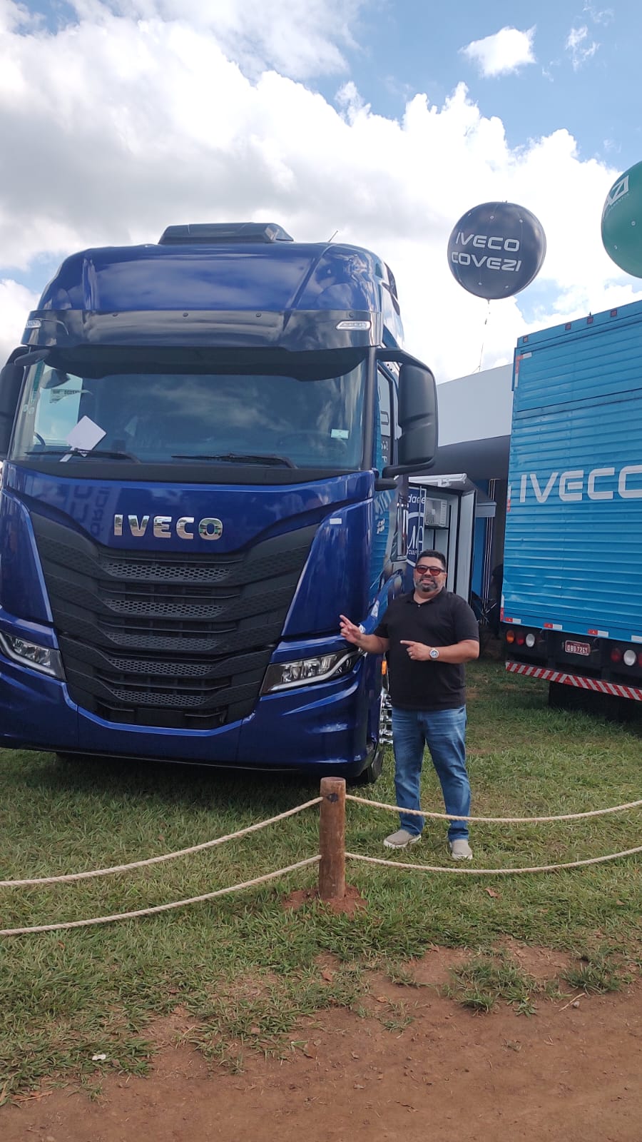 Caminhão Iveco S-Way azul acompanhado pela Walsat